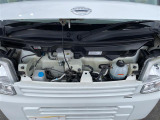 エンジンルームの画像です。店舗にて現車の確認もいただけますので、お電話で在庫のご確認の上是非ご来店くださいませ!!!ワクワクするクルマ選びをご提案します!