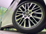 【純正18インチアルミホイール】外観にマッチした純正アルミホイールを装着しております。各種社外アルミホイールや、スタッドレスタイヤも取扱いしております。是非ご相談ください♪