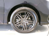 純正のアルミホイール装着車です。タイヤサイズは225/50R18です。