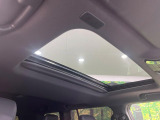 【サンルーフ】開放感たっぷりの希少装備、サンルーフが装着されています!車内に明かりを取り入れたり景色を楽しむ以外にも、車内の空気も簡単に換気できて快適です!