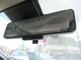 『スマートルームミラー』付き♪♪ 後席乗車の方の頭で後続車を確認できない時には後部カメラが撮影する映像をここに表示させて後方の確認ができます♪♪
