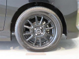 社外のアルミホイールになります。タイヤサイズは165/65R15です。
