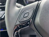 ステアリングスイッチ付き。前方から目を離すことなく操作することが可能です。