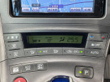 【オートエアコン】一度お好みの温度に設定すれば、車内の温度を検知し風量や温度を自動で調整。暑い&hellip;寒い&hellip;と何度もスイッチ操作をする必要はありません。快適な車内空間には必須の機能ですね♪