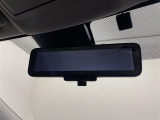 【インテリジェントルームミラー】車両後方カメラの映像をルームミラーに映すことが出来ます。 そのため、後席に人や荷物があって後方が見えづらい場合でもしっかり視界を確保することが出来ます。