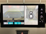 マルチビューカメラシステム搭載車です。お車の周囲を全方位でカバーします。後方・前方・両脇と、コンディションが悪い視界でもカラーモニターに映し出した映像がドライバーをサポートします。