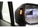 左右の後方から車やオートバイが近づくとミラーの内側が光りドライバーに注意喚起をしてくれます。