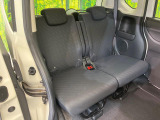 後部座席も気になるようなキズ・汚れやへたり等、大きなダメージはなく、良好な状態です。