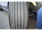 右前タイヤ タイヤはひびもなく良好です!詳細は各タイヤ写真をご覧ください。タイヤパンク保証プログラム販売中!もしもの時にタイヤ4本新品交換!詳細はスタッフまで!※ホイールロックナットは展示用です。