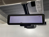 【デジタルルームミラー】車両後方カメラの映像をルームミラーに映すことが出来ます。 そのため、後席に人や荷物があって後方が見えづらい場合でもしっかり視界を確保することが出来ます。