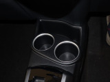 運転席と助手席用のカップホルダーになります。