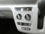 マニュアルエアコン装着です。夏は、快適に、冬でも車内の曇りを取ってくれるので安全です。