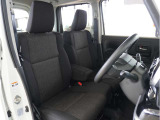 【清潔感のある運転席&助手席】隅々までクリーニングの行き届いた運転席&助手席。目立ったシミや汚れ等もございません。快適なドライブをどうぞ。