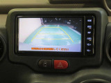 車両後方の映像を映すバックモニター。進路を確認しながら安全に車庫入れできます。