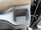 運転席側の手の届きやすい位置にもドリンクホルダーが付いています。