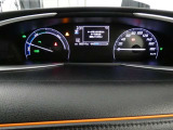 とっても見やすいメーターです。夜間時はラグジュアリーな気分にさせてくれる照明が魅力ですので、夜のドライブも楽しみになりますよ♪