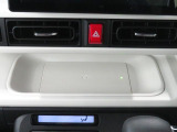 ワイヤレス充電機能 Qi がインパネセンタートレイにあり便利です。
