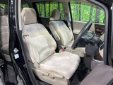 運転席まわりには十分なスペースがあり、大柄な方でもゆったり運転していただける環境です。