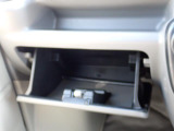 収納たっぷりグローブボックス。
