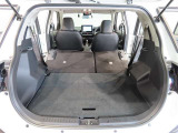 簡単に広がるラゲッジスペース♪可倒リヤシートを前に倒せばラゲッジスペースがさらに拡大!大きな荷物も収まります(^^)