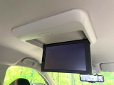 【後席モニター】家族や友人とお出かけする機会が多い方に大人気の後席モニターを装備!見やすい位置に画面がありテレビやDVDの視聴も快適!友達もお子様も、後席にしか乗らなくなるかも??