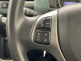 【 ステアリングスイッチ 】手元のスイッチでナビ操作が可能です。非常に便利な機能です。取り付けのナビによってはオプション設定となっております。