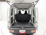 バックドアの開口が広く、床位置が低いので重い荷物もラクに積みやすいです。