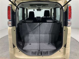 荷室も日常のお買い物には困らない広さが確保されております 後席を分割で倒すこともできますよ