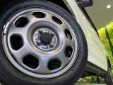 【純正15インチアルミホイール】外観にマッチした純正アルミホイールを装着しております。各種社外アルミホイールや、スタッドレスタイヤも取扱いしております。是非ご相談ください♪