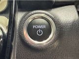 エンジンスタートボタンです。キーが車内にあれば、エンジンの始動・停止はブレーキを踏んでスイッチを押すだけ!キーを取り出す手間を省き、ワンプッシュでエンジンを操作するので簡単でスムーズです。