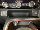 エアコン操作パネルの下に、スマートフォンなどの充電可能なUSB端子と、音源などの外部入力の可能なUSB端子がついています。移動中に充電もできるので便利です。