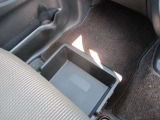 助手席下の収納スペースです