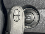 【キーレススタートシステム】カバンやポケットに入れたままでもドアの施錠・解錠が可能なスマートキーを装備。エンジンのオン・オフ時もカギを取り出す必要が無いからとっても便利です♪