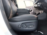 パワーシート搭載。微妙な調整が手軽にでき、ピッタリなポジションで運転することが可能です。