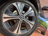 【純正17インチアルミホイール】外観にマッチした純正アルミホイールを装着しております。各種社外アルミホイールや、スタッドレスタイヤも取扱いしております。是非ご相談ください♪