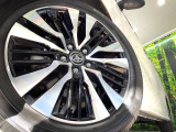 【グレード専用純正18インチアルミホイール】デザイン性の高い純正アルミホイールを装着しております。各種社外アルミホイールや、スタッドレスタイヤも取扱いしております。是非ご相談ください♪