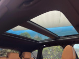 【パノラマサンルーフ】車内の解放感が一気に上がる大型のパノラマルーフ!季節を問わず開放的で快適なドライブをお楽しみいただけます。流通量も少なく希少価値の高い人気の装備です♪