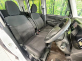 運転席まわりには十分なスペースがあり、大柄な方でもゆったり運転していただける環境です。