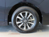 純正のアルミホイール装着車です。タイヤサイズは195/65R15です。