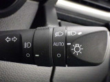 【オートライト】車外の明るさに応じて、自動的にライトの点灯・消灯をしてくれます。