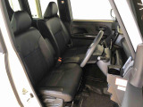 運転席の座面高さを調整できるシートリフターが付いています。フロントシートはベンチシートを採用で、座面も広く使い勝手もいいですよ♪