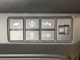 ハンドルの右側にHondaセンシング用のメインスイッチとパワーテールゲートスイッチがついています。パワーテールゲートスイッチは車内からでもテールゲートの開け閉めを電動でできます。