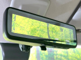 【デジタルルームミラー】後席の大きな荷物や同乗者で後方が確認しづらい時でも安心!カメラが撮影した車両後方の映像をルームミラー内に表示。クリアな視界で状況の確認が可能です!