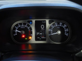 速度計とタコメーターが左右に配置された、見やすいメーターパネルです。