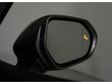 BSM(ブラインドスポットモニタ)!隣の車線を走る車両をレーダーで検知し、ドアミラーでは確認しにくい後側方エリアに存在する車両に加えて、急接近してくる車両も検知します。