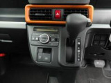 【オートエアコン】一度お好みの温度に設定すれば、車内の温度を検知し風量や温度を自動で調整。暑い&hellip;寒い&hellip;と何度もスイッチ操作をする必要はありません。快適な車内空間には必須の機能ですね