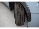 右前タイヤ タイヤはひびもなく良好です!詳細は各タイヤ写真をご覧ください。タイヤパンク保証プログラム販売中!もしもの時にタイヤ4本新品交換!詳細はスタッフまで!※ホイールロックナットは展示用です。