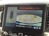 パノラミックビューモニター付きです。車両を上から見たような映像をディスプレイオーディオ画面に表示。運転席からの目視だけでは見にくい、車両周辺の状況をリアルタイムでしっかり確認できます。