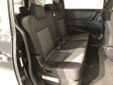 【後部座席】も当然、綺麗・清潔に仕上げております。内装の綺麗なお車は気持ちが良いですし、コンディションのいい車が多いです。これもオススメの1台です。