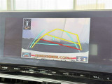 【バックガイドモニター】車両後方の映像をナビ画面に表示し、駐車などの後退操作をサポートします。